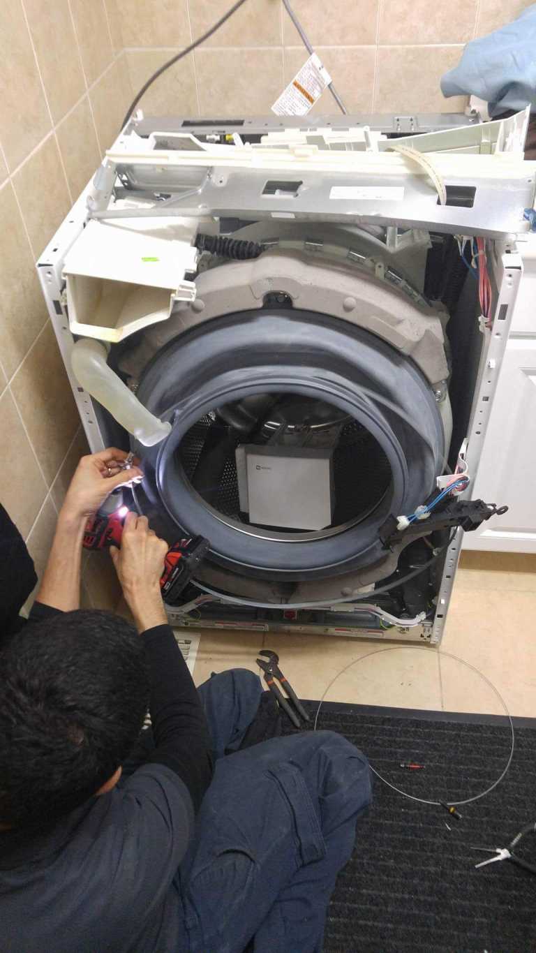 Сломанная стиральная машинка Philips. Разобранная стиральная машина. Поломанная стиральная машинка. Стиральная машина внутри.